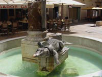 Этому крокодилу суждено всю свою жизнь провести на бетонном постаменте в центре фонтана одного из многочисленных ресторанов.