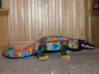 В природе крокодилы не используют яркую окраску в целях маскировки, но в музее не могут удержаться от того, чтобы выглядеть на все сто.